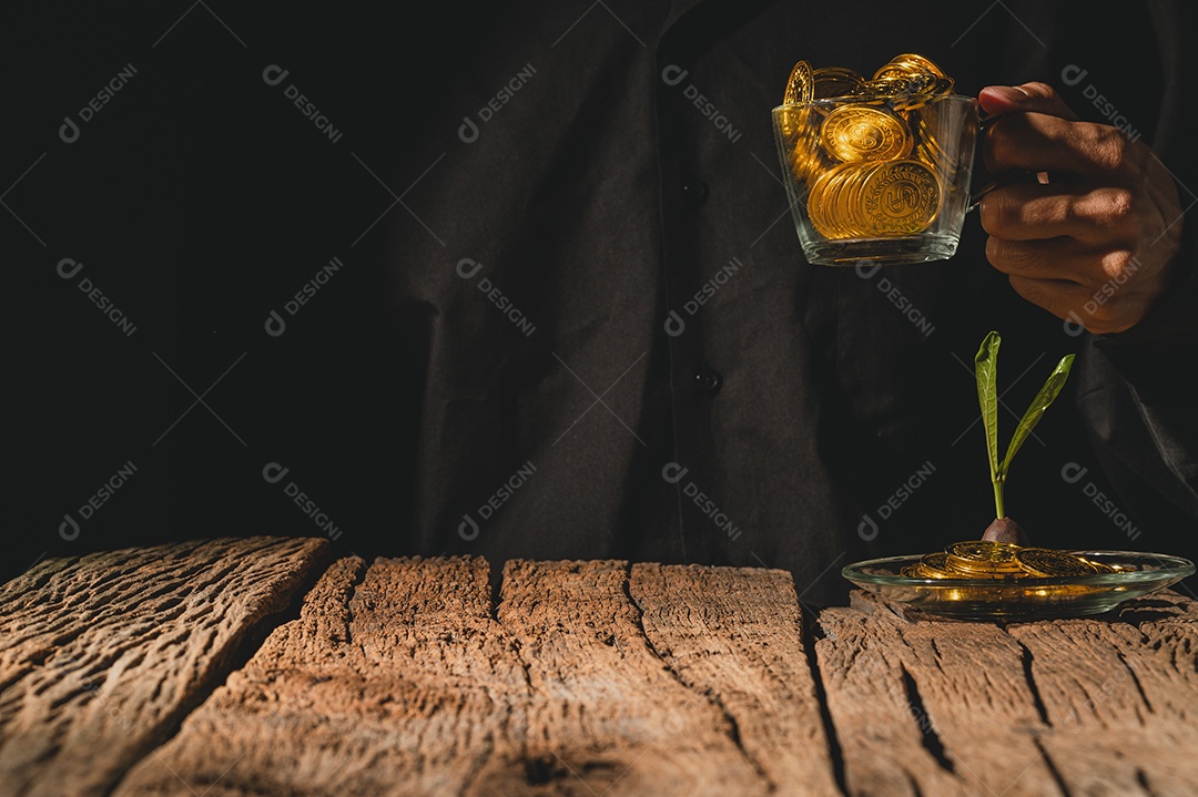 Pessoa de negócios economizando o conceito de dinheiro