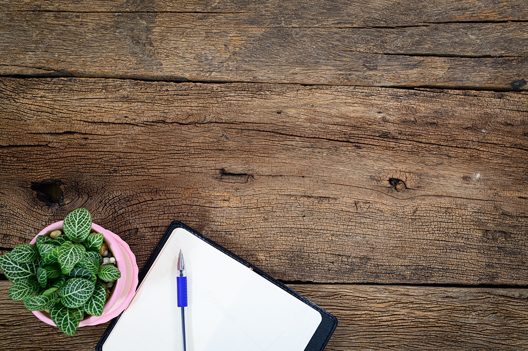 Bloco de notas de árvore é colocado na vista superior da mesa de madeira