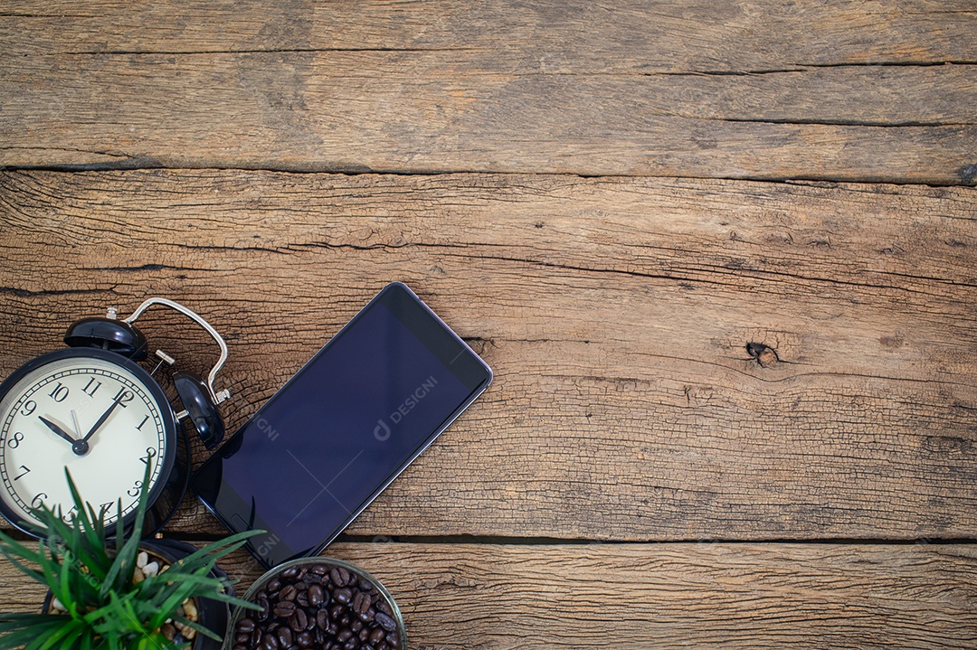 Smartphone, relógio e grãos de café na mesa, vista superior