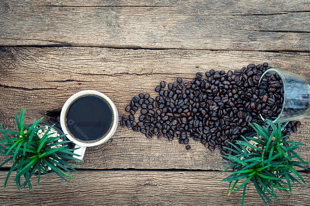 Canecas de café e grãos de café na mesa, vista superior