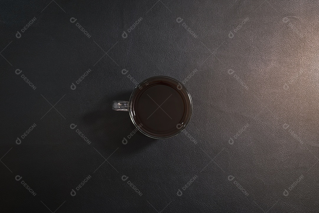 Xícara de café na vista superior da mesa