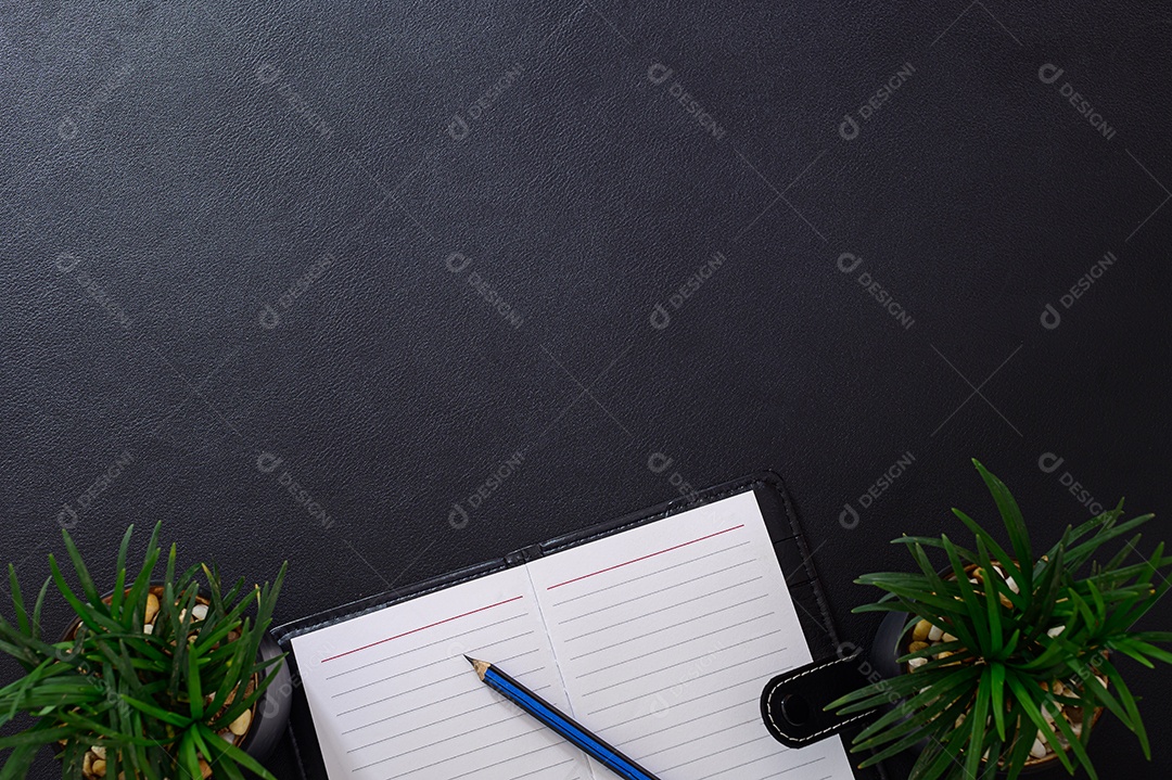 Cadernos e relógios estão na mesa, vista superior