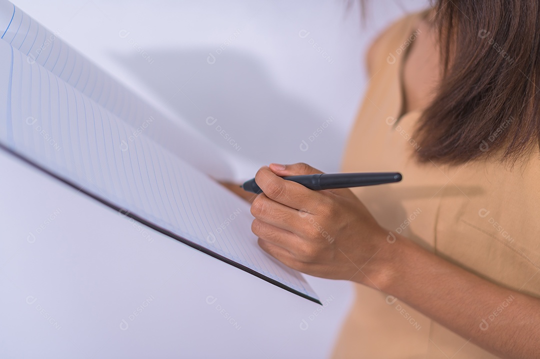 Conceito de mulher de negócios lendo um relatório e fazendo anotações em um bloco de notas