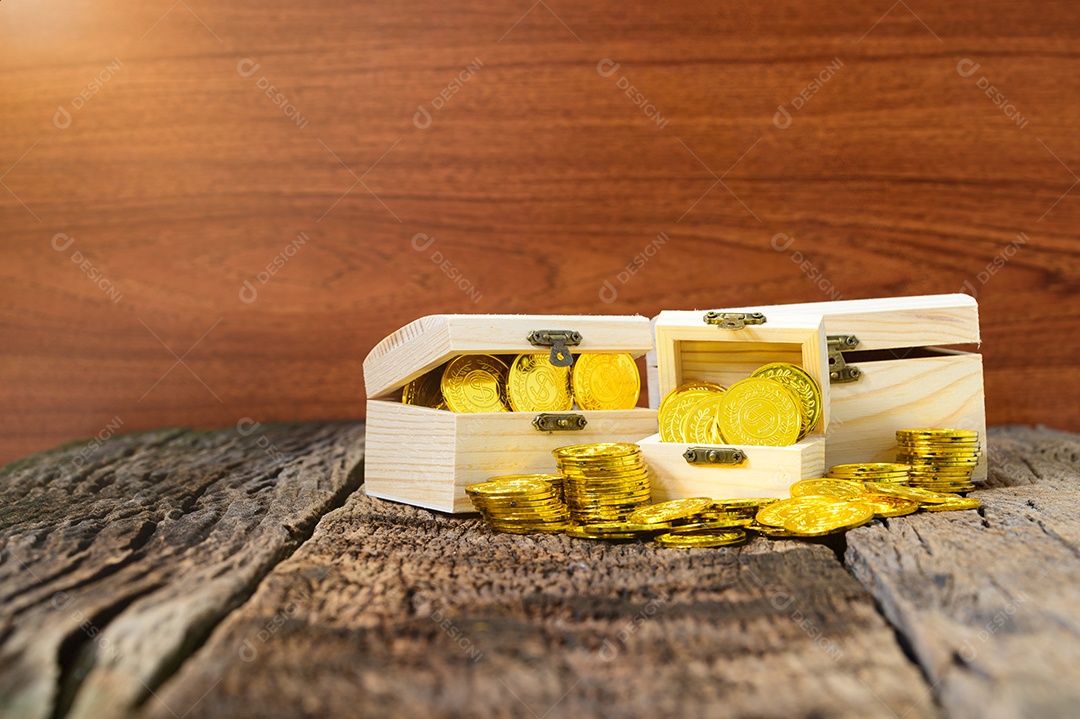 Conceito de cesta de economia de dinheiro vazio na mesa de madeira