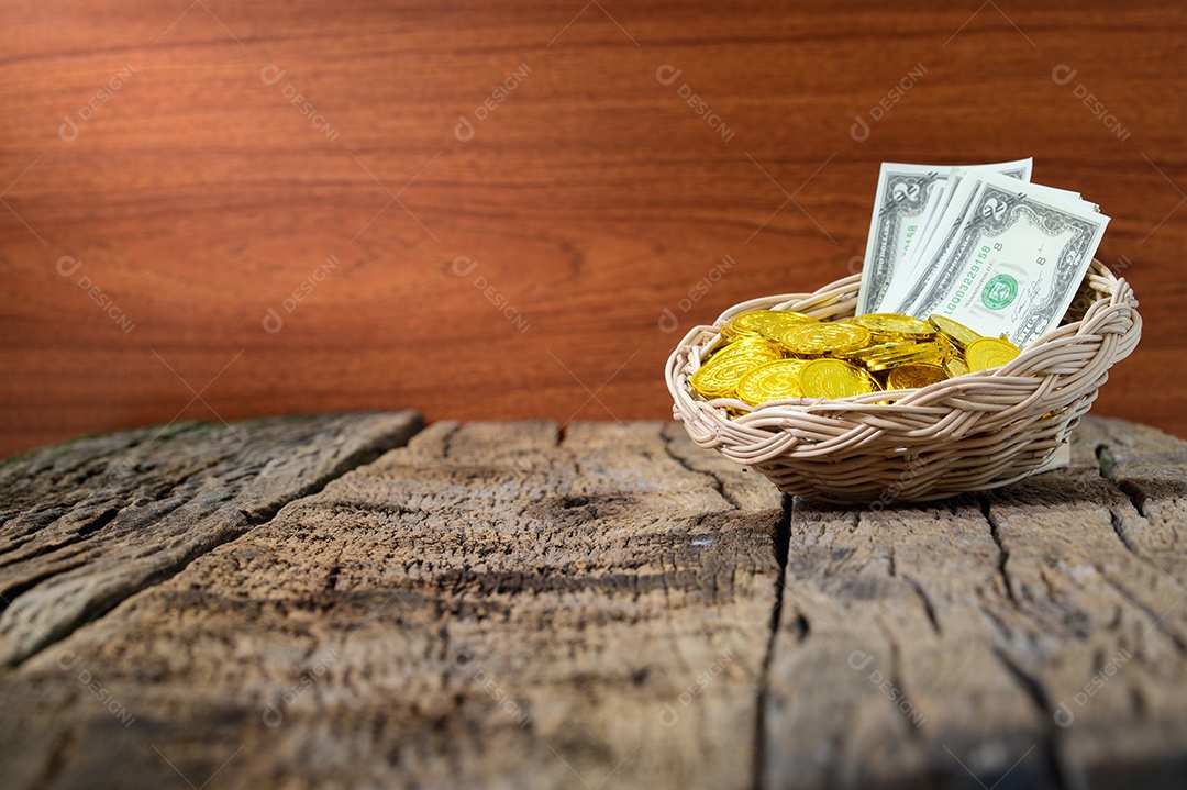 Conceito de cesta de economia de dinheiro vazio na mesa de madeira