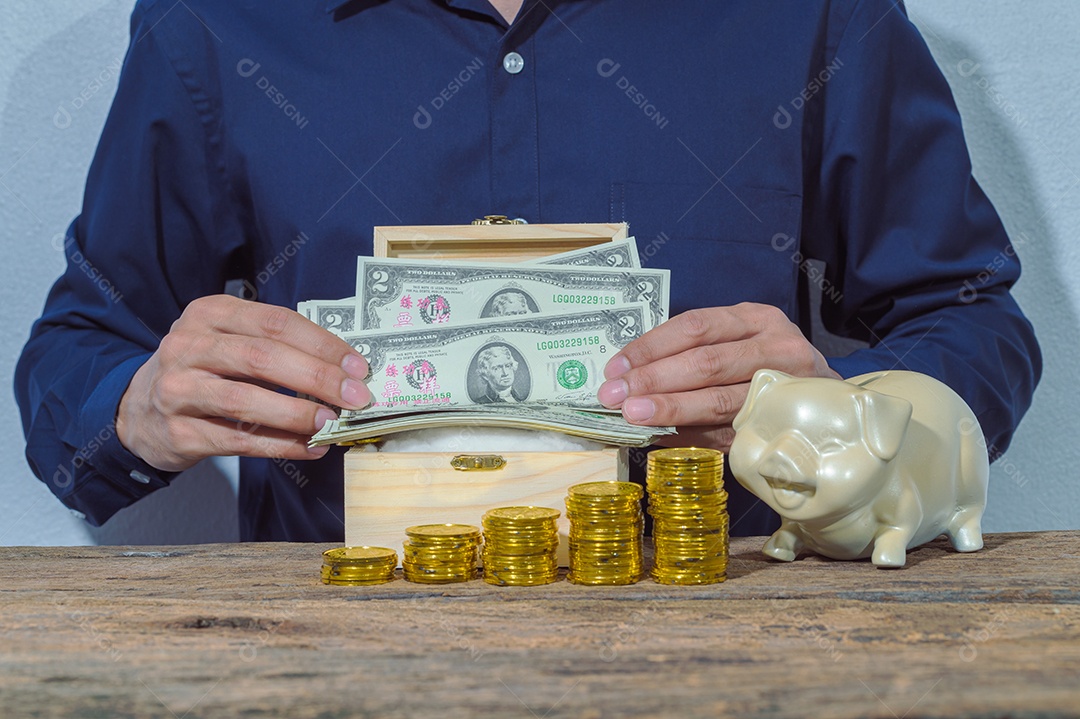 Empresário verifica documentos de contas e ideias de economia de dinheiro