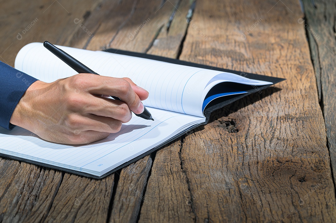 Pessoa de negócios fazem anotações em cadernos