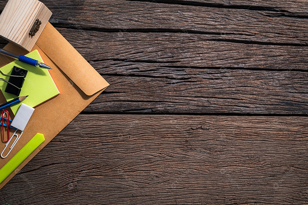 Envelopes e materiais de papelaria colocados na vista superior da mesa