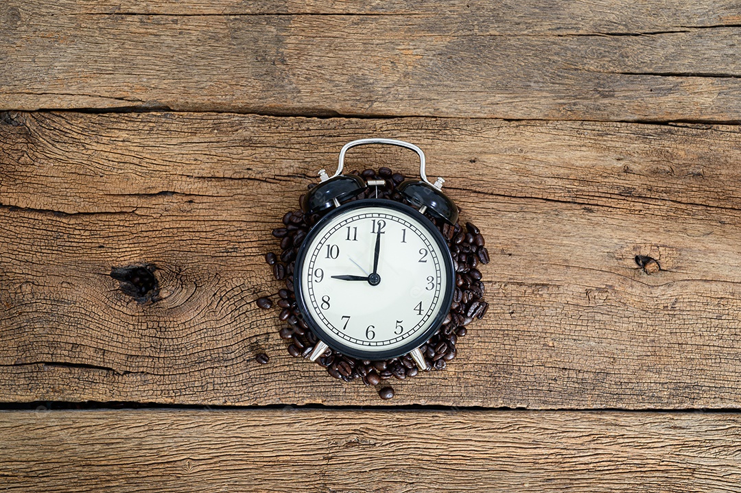 Relógio e grãos de café Sentado na vista superior da mesa