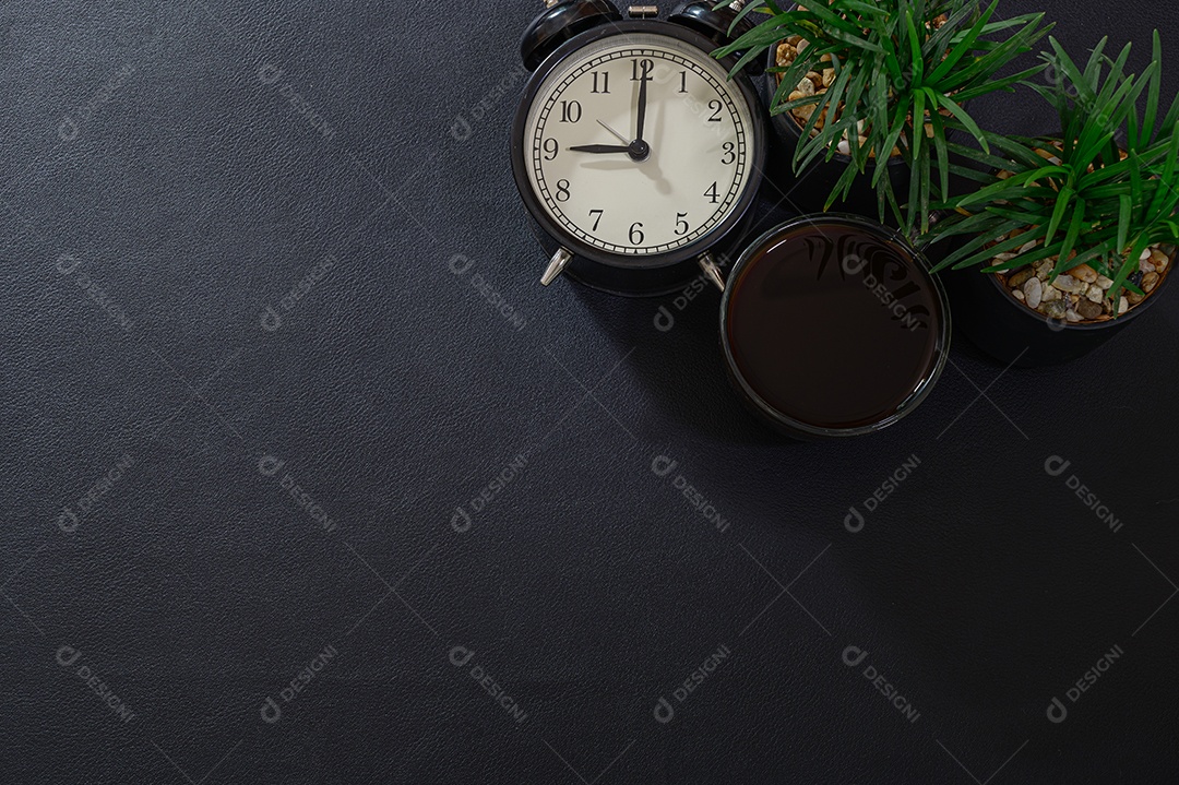 Caneca de café e um relógio na vista superior da mesa