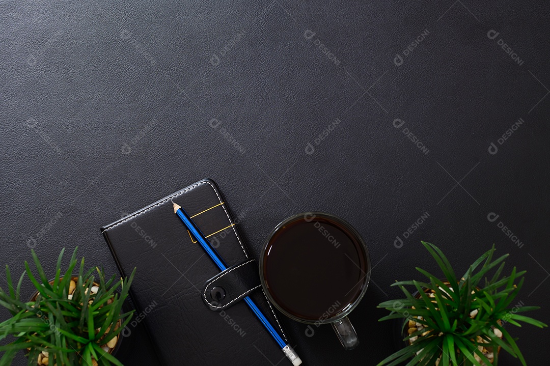 Grãos de café e relógios na vista superior da mesa