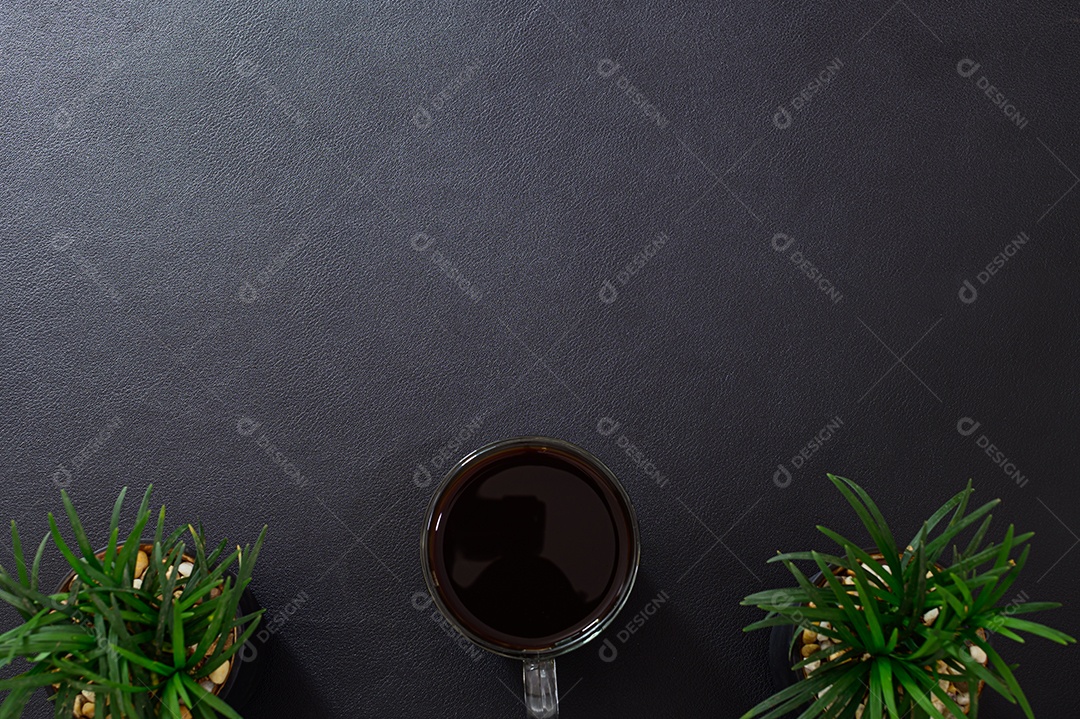 Xícara de café na vista superior da mesa