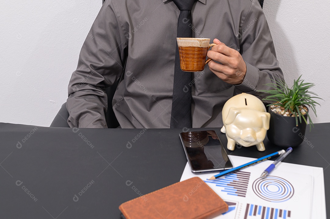 Empresário sentados em suas mesas tomando café