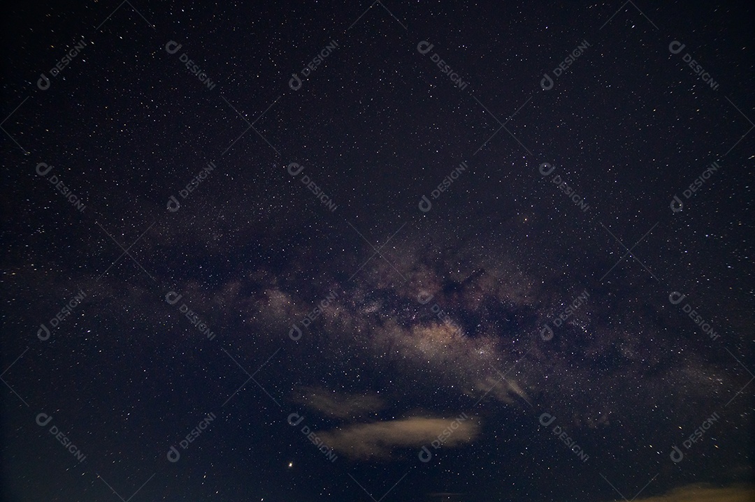 A via láctea e as estrelas à noite