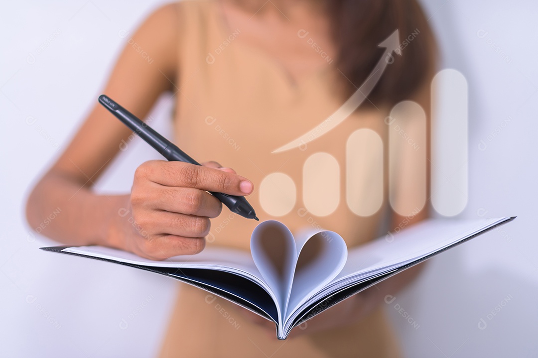 O conceito de um negócio crescendo para economizar dinheiro