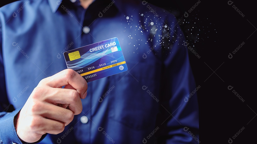 Titular do cartão de crédito na camisa azul