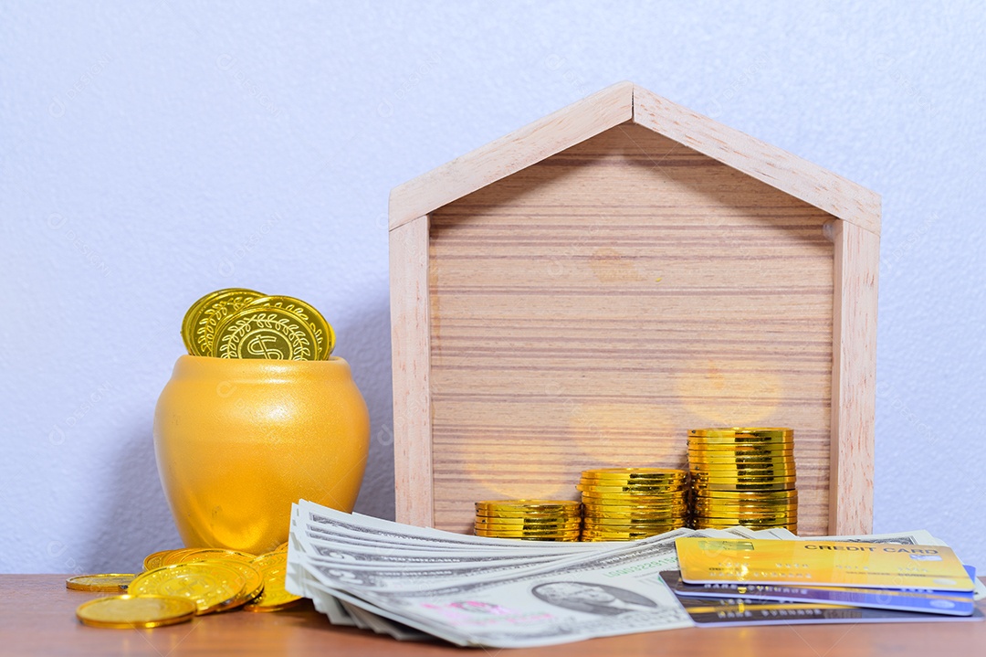 O conceito de casa da etapa de pilha de dinheiro economizando dinheiro cena de fundo branco