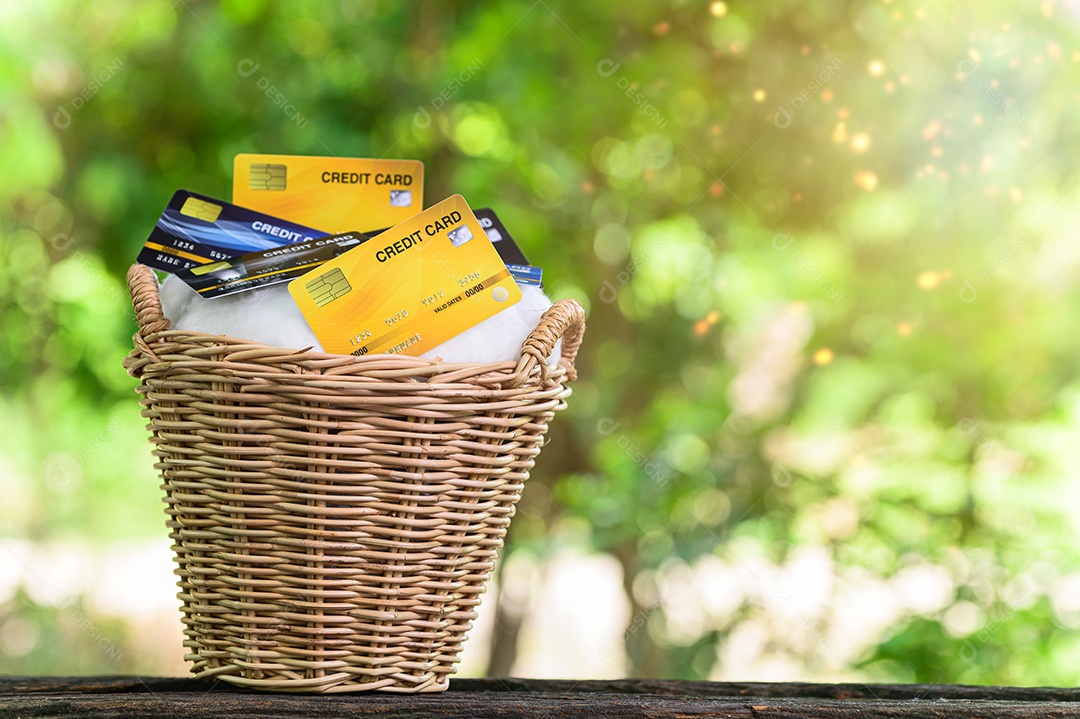 Cartão de crédito na mesa Piso de madeira Bokeh de fundo desfocado da luz solar