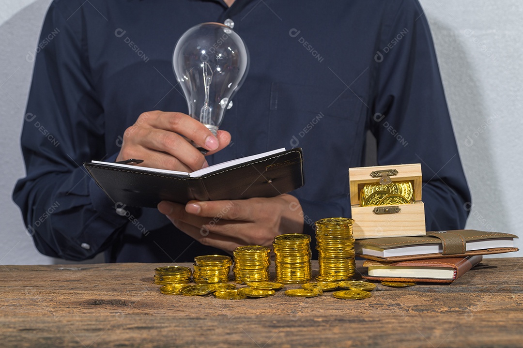 Empresário verifica documentos de contas e ideias de economia de dinheiro em cima da mesa