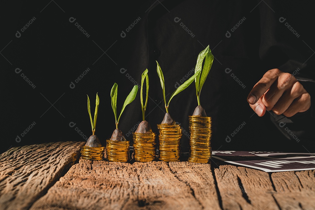 Pessoa de negócios economizando fundo do conceito de dinheiro