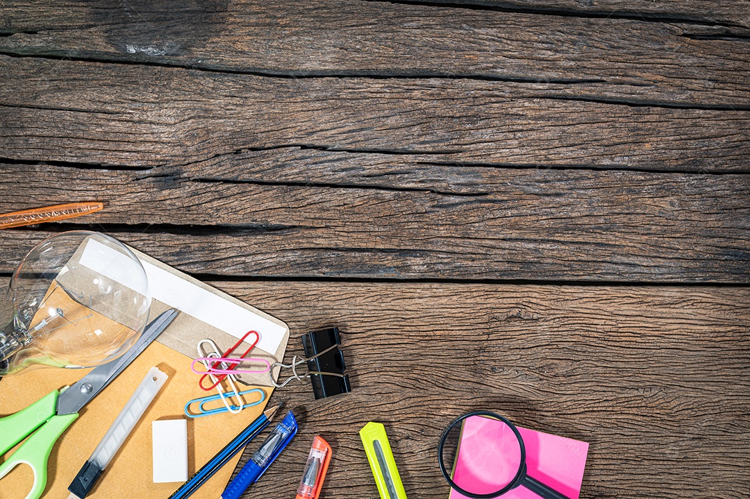 A régua da caneta lápis é colocada na vista superior da mesa