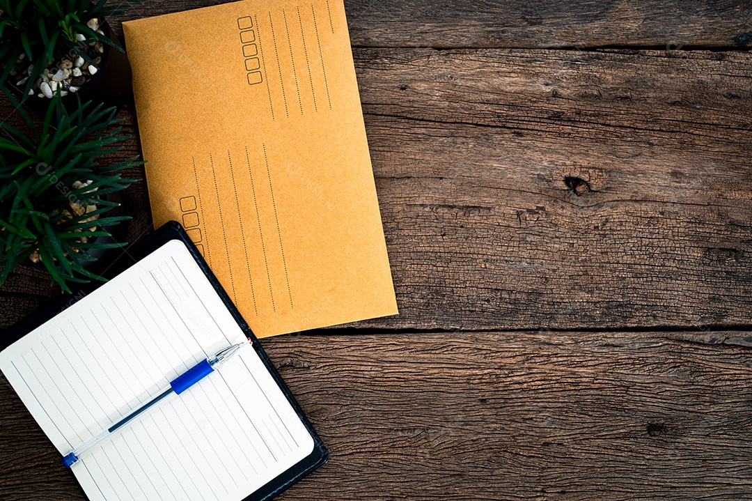 O bloco de notas e os envelopes estão na área de trabalho