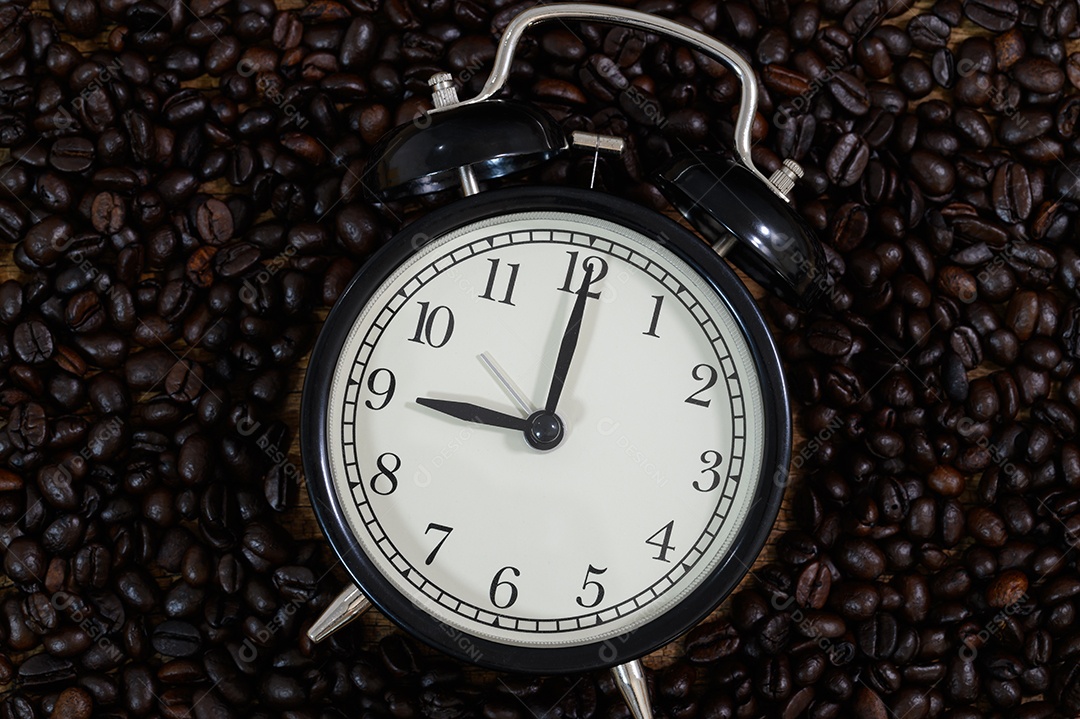 Relógio e grãos de café Sentado na vista superior da mesa