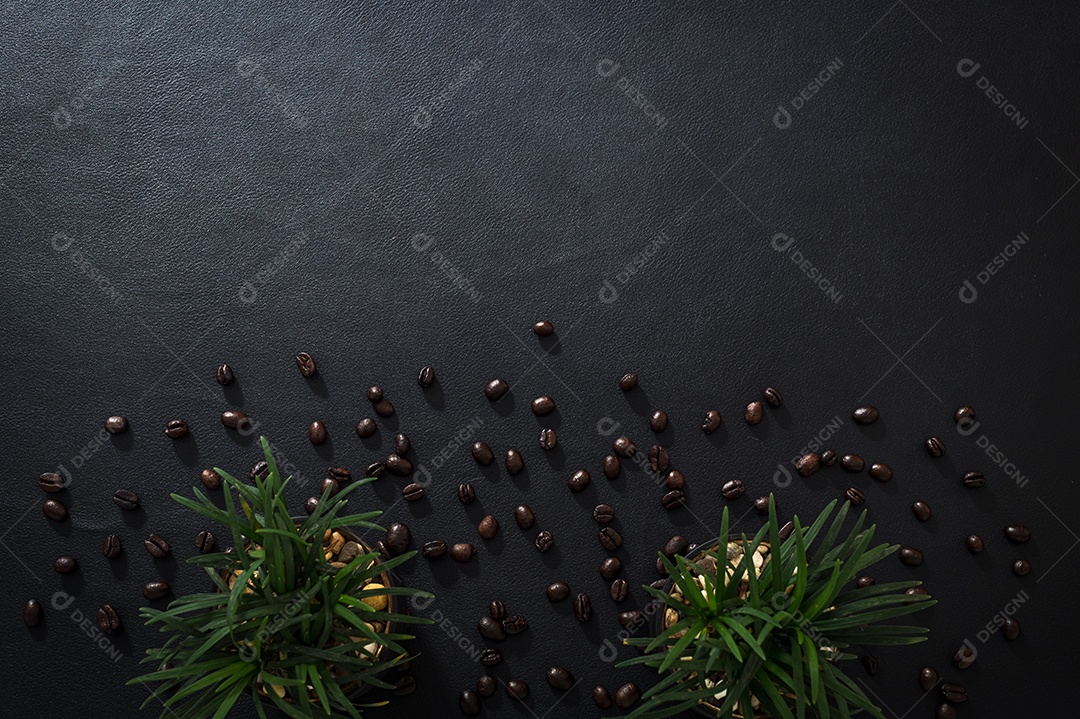 Vasos de plantas e grãos de café na vista superior da mesa