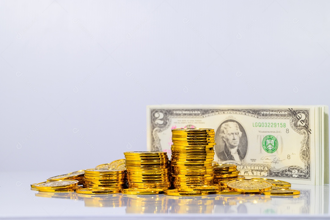 Conceito de economizar dinheiro, pilha de dinheiro cena de fundo branco