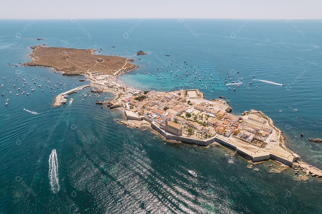 Vista aérea da ilha de Tabarca com barcos fundeados. Mar Mediterrâneo.