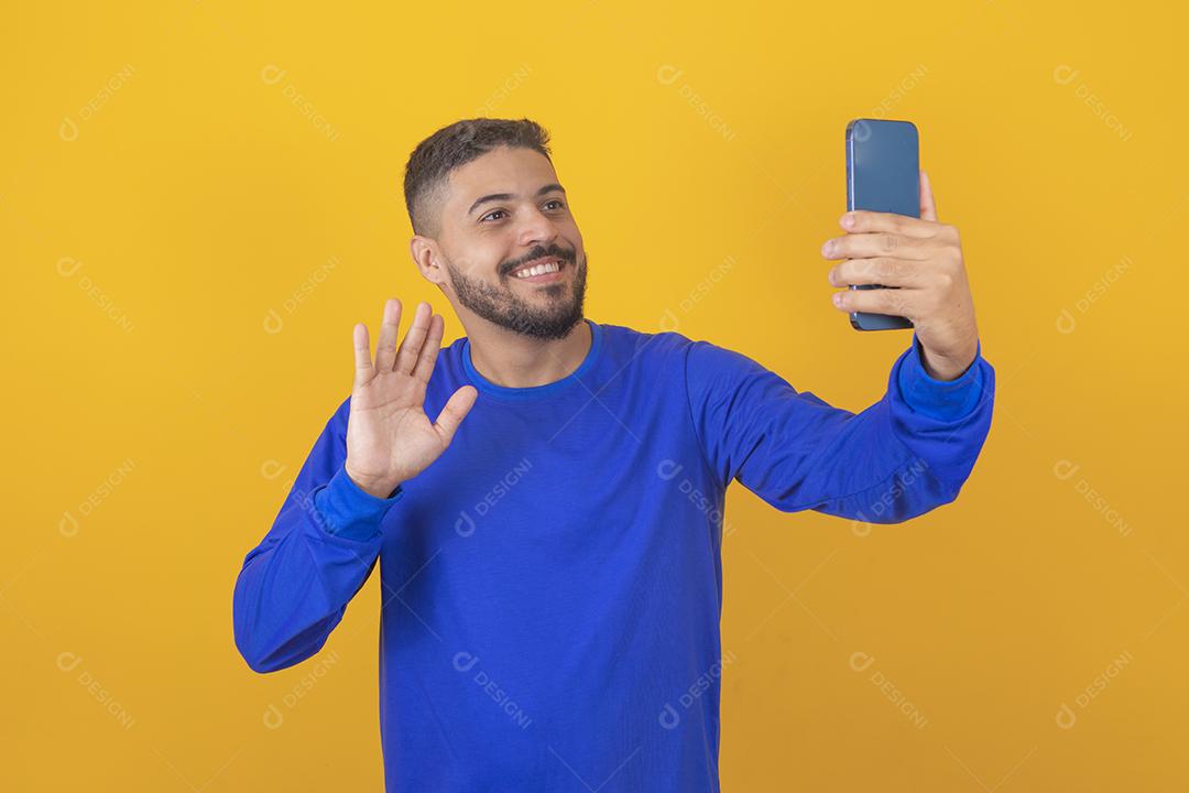 Garoto bonito na chamada de vídeo do celular