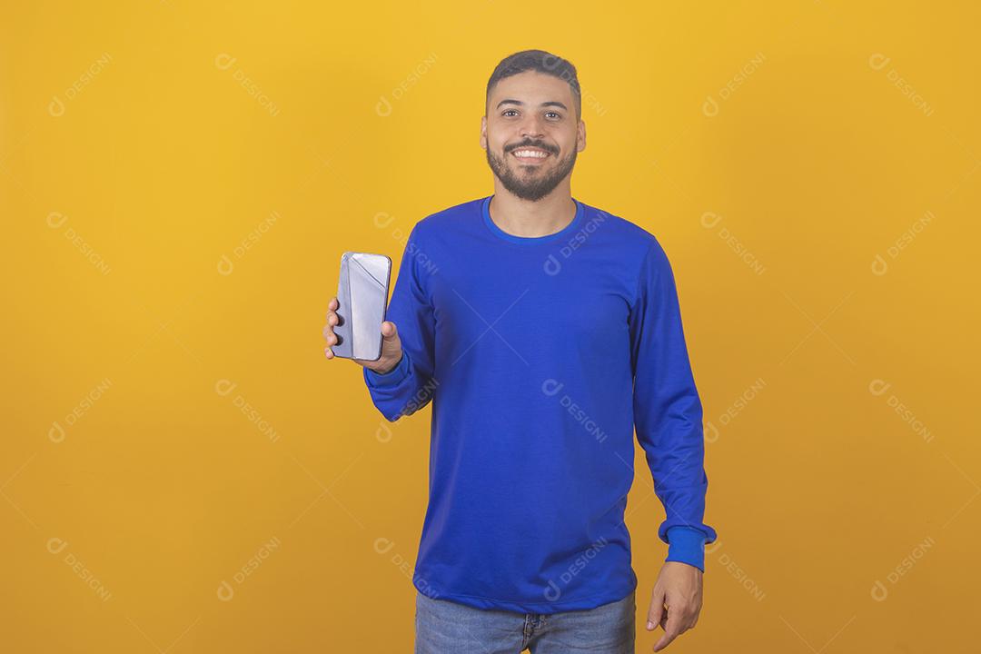 Garoto bonito na chamada de vídeo do celular