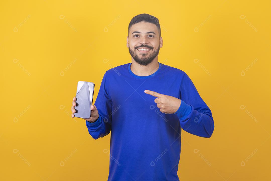 Garoto bonito na chamada de vídeo do celular