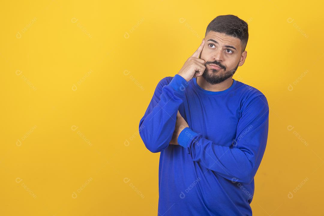 Homem jovem bonito inventando uma ideia em fundo amarelo isolado