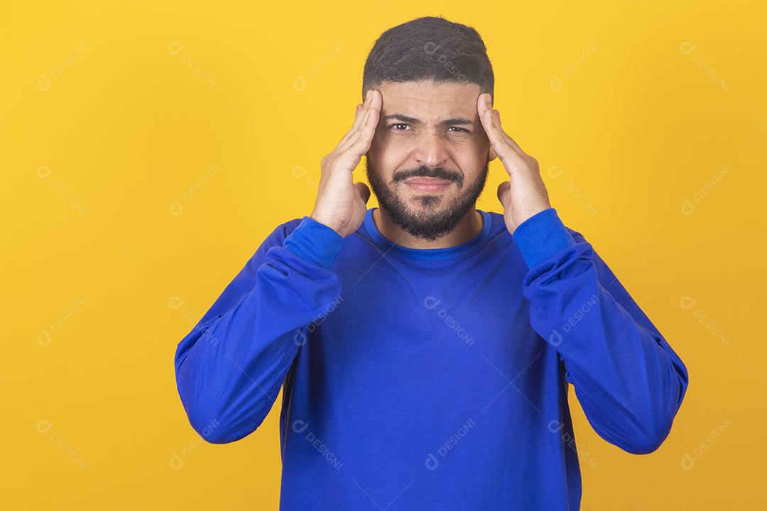 menino com muita dor de cabeça