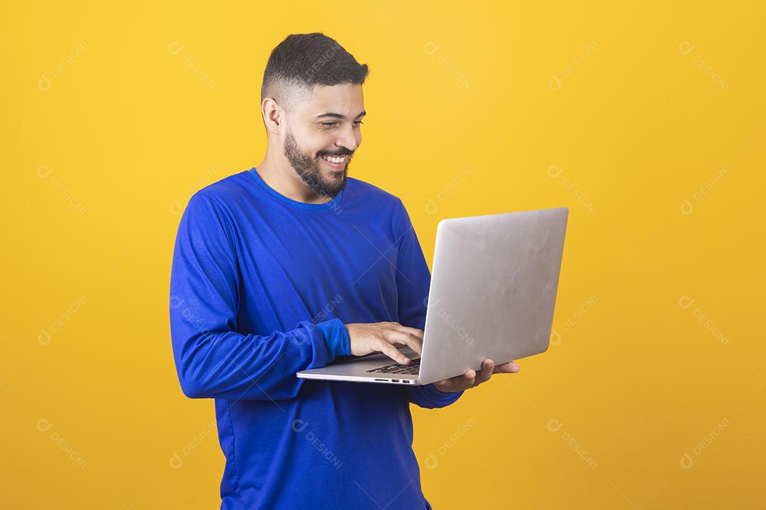 Homem bonito com barba, camisa azul em fundo amarelo