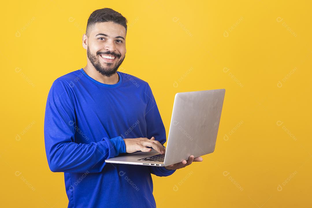Homem bonito com barba, camisa azul em fundo amarelo