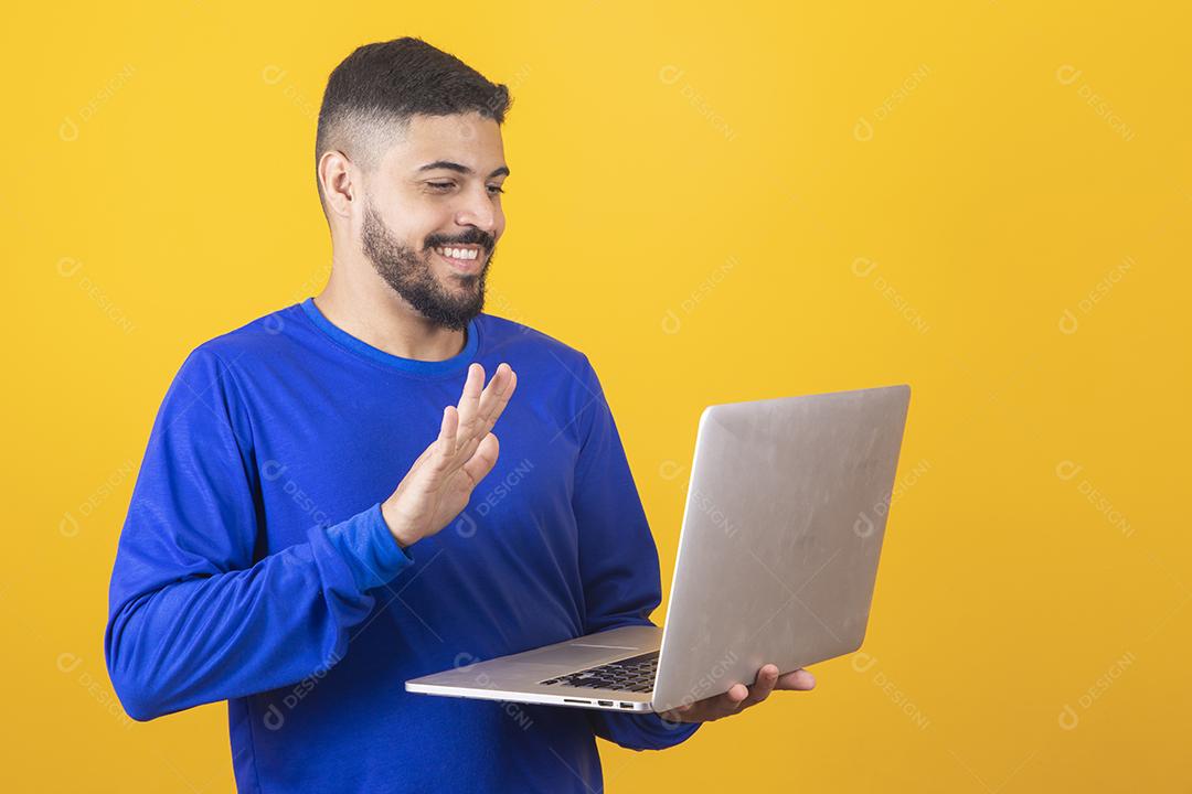 Homem bonito com barba, camisa azul em fundo amarelo