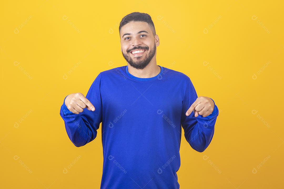 menino expressivo apontando para baixo no espaço livre para texto