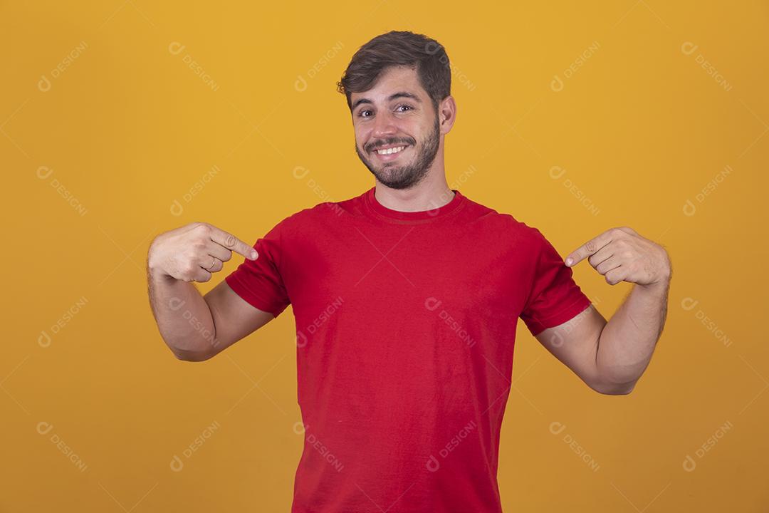 menino expressivo apontando para baixo no espaço livre para texto