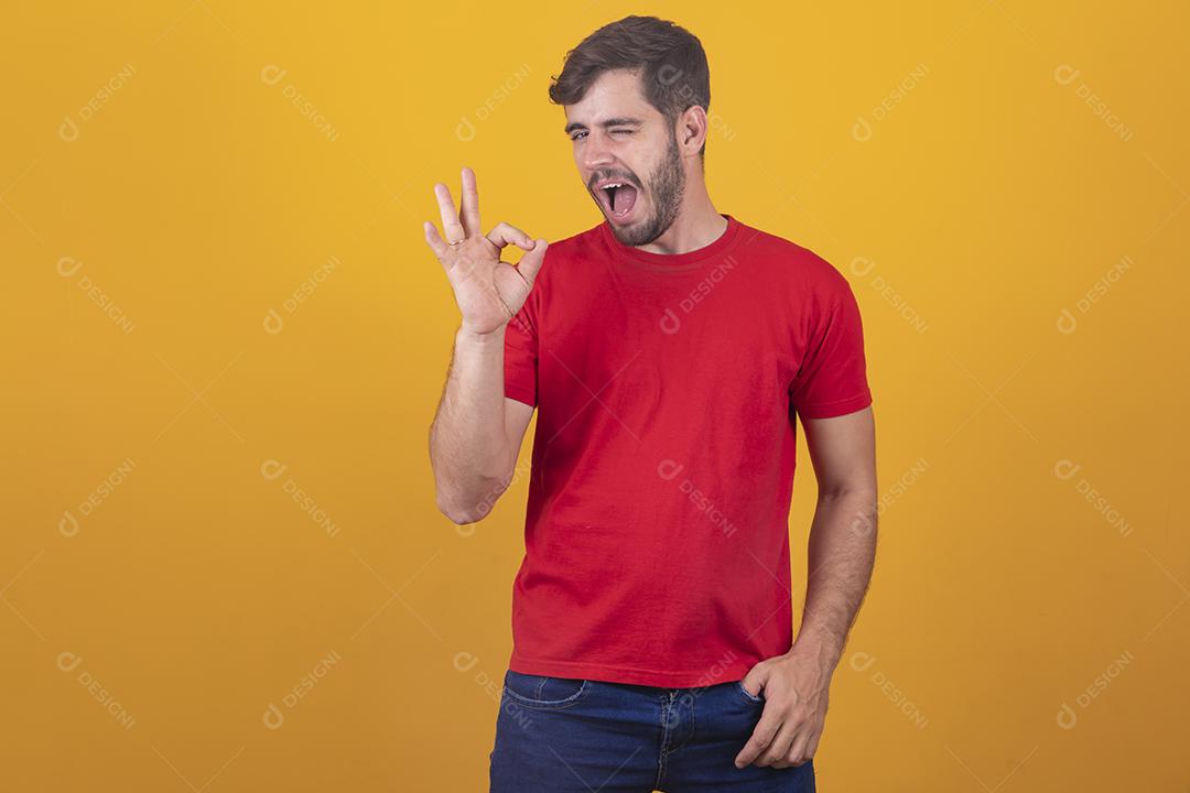 Retrato de um jovem alegre mostrando gesto bem