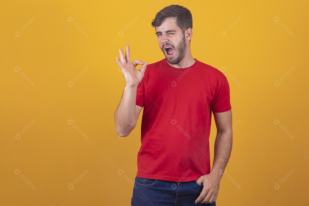 Retrato de um jovem alegre mostrando gesto bem