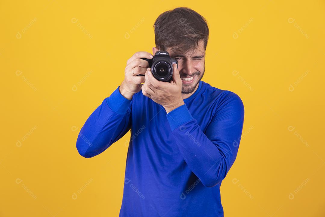 Fotógrafo de homem brasileiro confiante com um grande c profissional