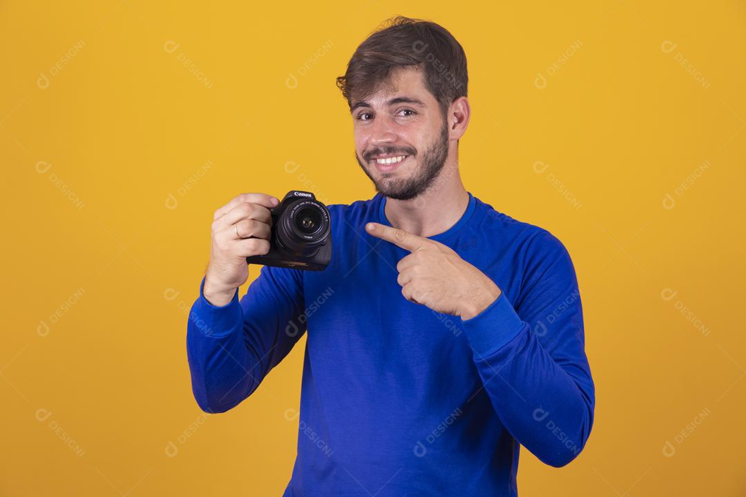 Fotógrafo de homem brasileiro confiante com um grande c profissional