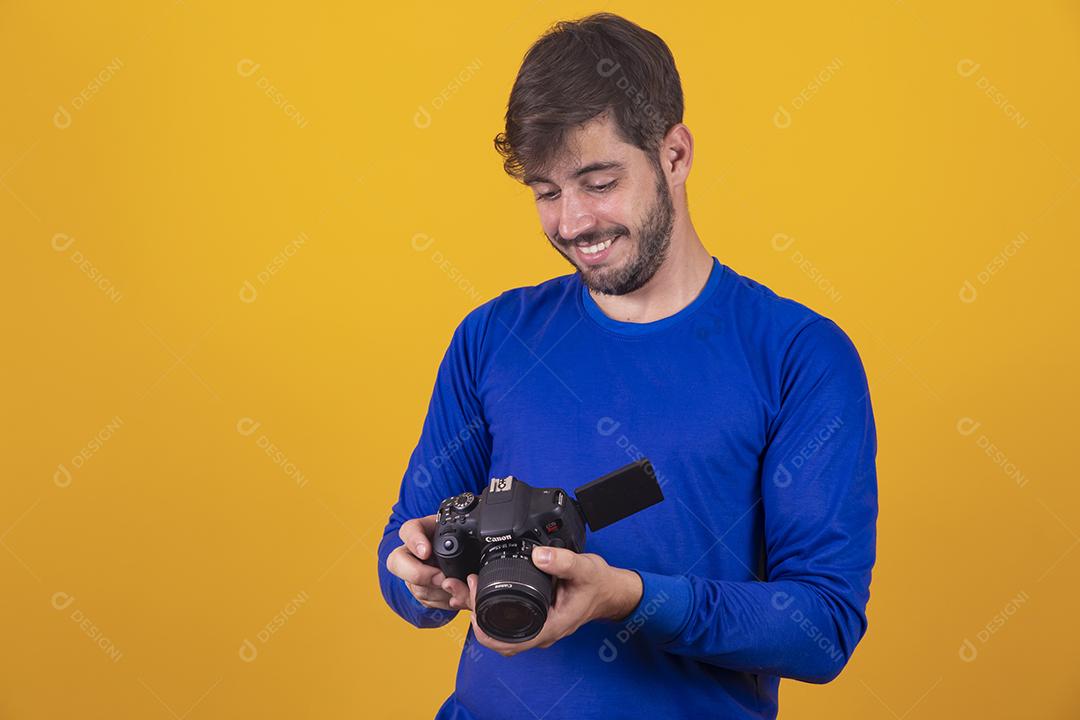 Fotógrafo de homem brasileiro confiante com um grande c profissional