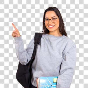 Jovem estudante feliz de camiseta cinza segurando seus livros e apontando para cima