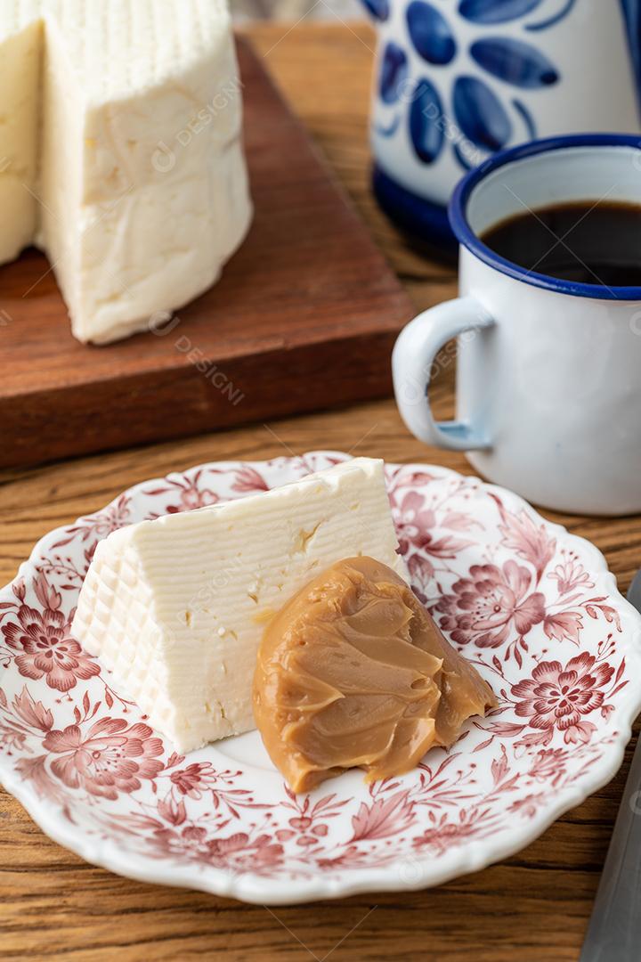 Creme de doce de leite com queijo da fazenda. Sobremesa caseira típica brasileira.