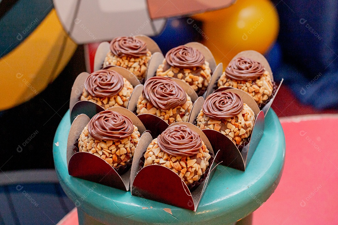 Comida doce brigadeiro sobre uma mesa de madeira