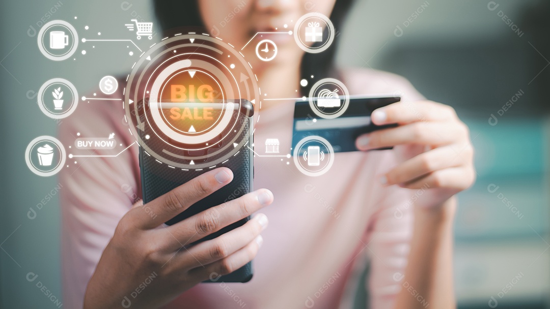 Mulher jovem usando compras on-line com cartão de crédito via smartphone