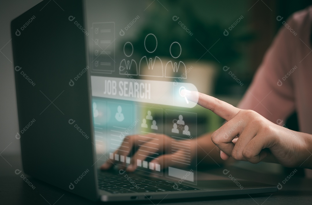 Jovem mulher usando laptop para procurar emprego através